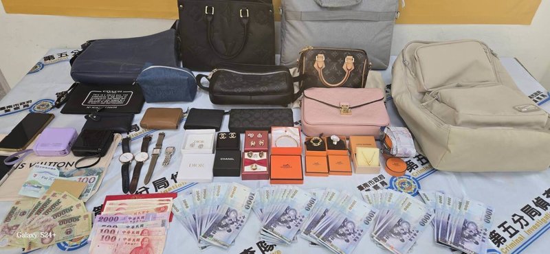 台南市無業簡姓男子去年10月底起，搭計程車闖空門、竊取汽機車財物，警方14日拘提到案，且從租屋處起出大批名牌贓貨，15日送辦。（台南市警察局提供）中央社記者張榮祥台南傳真　115年1月15日