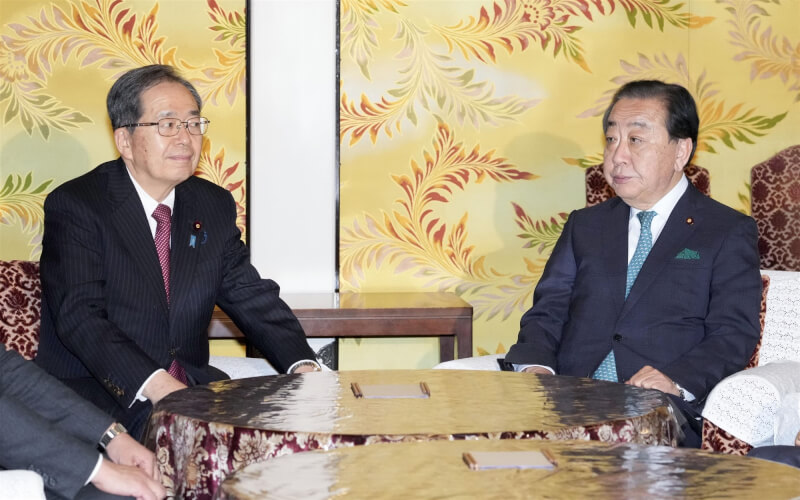 日本在野黨公明黨主席齊藤鐵夫（左）和立憲民主黨主席野田佳彥（右）15日舉行黨魁會議，將在接下來的選舉組成新黨。（共同社）