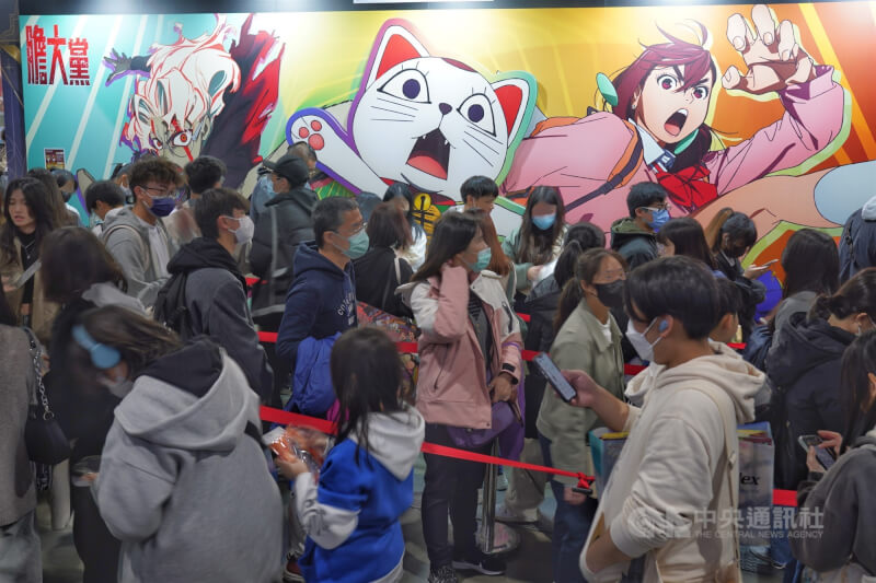 圖為動漫迷排隊選購喜愛的動漫周邊商品。（中央社檔案照片）