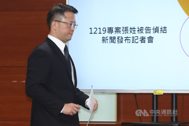 台北地檢署15日舉行「1219專案張姓被告殺人等案件」偵結記者會，襄閱主任檢察官兼發言人高一書（圖）出席說明偵查結果。因張嫌已死亡，涉犯槍砲、恐嚇、放火、殺人、殺人未遂等罪嫌均依法不起訴處分。中央社記者王騰毅攝 115年1月15日