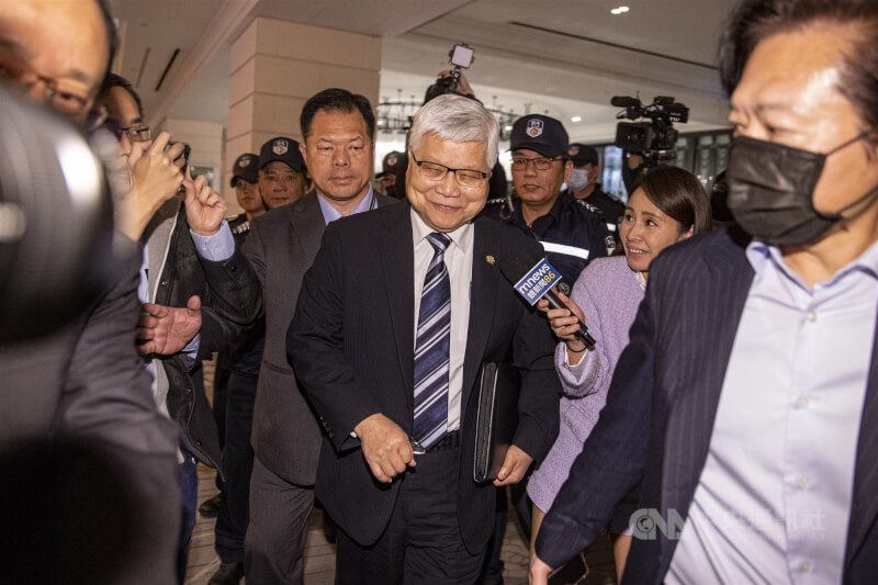 台積電15日舉行法說會，有法人問及電力供應如何滿足AI資料中心龐大運算需求時，董事長暨總裁魏哲家（中）坦言，台灣電力供應議題的確需要關注，台積電需要充足電力，產能才可不受限。圖為魏哲家會後被大批媒體包圍堵訪。中央社記者鄭清元攝　115年1月15日