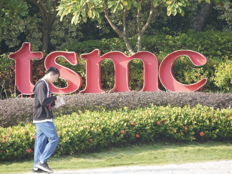 晶圓代工廠台積電預期2026年第1季營收將達346億美元至358億美元，季增4%；2026年美元營收將成長接近30%。圖為南科台積電18廠廠區一景。（中央社檔案照片）