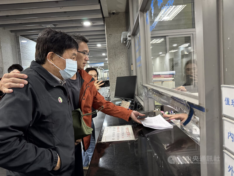 花蓮馬太鞍溪堰塞湖洪災釀嚴重死傷，花蓮地檢署14日指揮搜索負責疏散的光復鄉公所等8處，鄉長林清水（前）深夜近11時移送花蓮地檢署。中央社記者張祈攝　115年1月14日