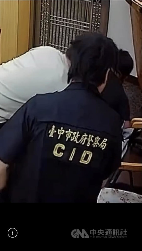 台中市有民眾遭假交友真詐財方式陸續被騙近新台幣5000萬元，家族察覺被騙報案，警方利用雙方約定面交450萬元時，壓制取款車手移送法辦。（翻攝照片）中央社記者郝雪卿傳真 115年1月15日