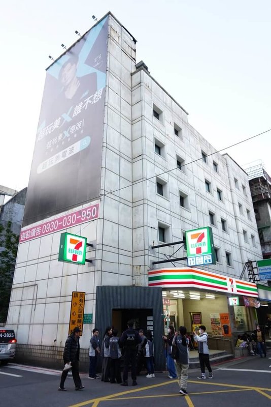 台北市觀光傳播局長余祥14日帶隊，聯合市府警察局、台電公司、台北自來水處，對信義區一再違規經營的非法日租套房斷水電，為115年首例。（台北市觀傳局提供）中央社記者楊淑閔傳真 115年1月15日