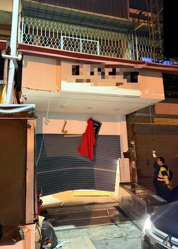 嘉義縣大林鎮某茶行店面15日凌晨遭車輛衝撞，警方趕抵現場，發現店面鐵捲門凹陷毀損，無人受傷，已掌握涉案車輛追緝中。（警方提供）中央社記者黃國芳傳真　115年1月15日