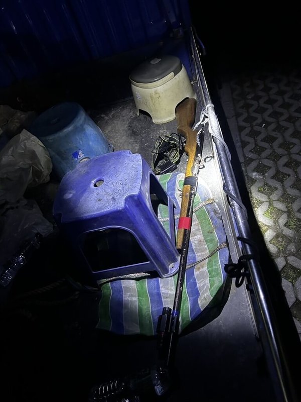 花蓮51歲原住民籍卓姓員警14日下班後到光復鄉馬錫山狩獵，期間土製獵槍不慎傾倒擊發，擊中蹲在路邊上廁所的朱姓友人，朱男右胸中槍，失血過多送醫不治。警方初步調查，現場2支土製獵槍沒有合法獵槍登記，卓姓員警被依過失致死罪嫌送辦。（警方提供）中央社記者張祈傳真　115年1月15日