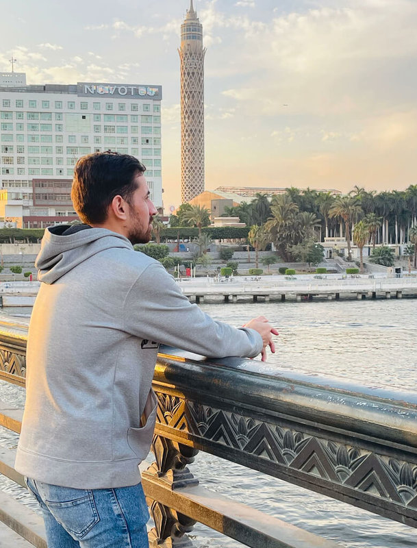 阿富汗青年埃爾哈姆曾旅居埃及開羅，13日接受中央社訪問時，對伊朗近期爆發的示威抗議行動表示擔憂，如伊朗政府垮台，恐影響阿富汗未來政治經濟發展。（埃爾哈姆提供）中央社記者施婉清開羅傳真 115年1月15日