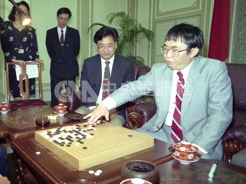 中國「棋聖」聶衛平（右）1992年來台，在立法院與立委下圍棋。（中央社檔案照片）