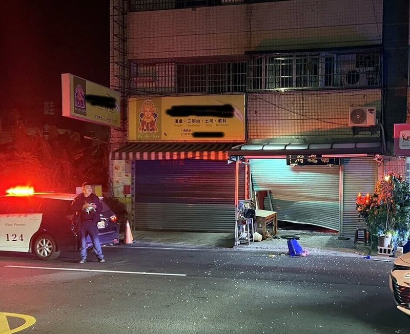 嘉義市南京路某神壇15日凌晨發生街頭暴力事件，警方調閱監視器發現約10餘名年輕人分乘多部自小客車到場，持棍棒砸損神壇，其中1部自小客車衝撞鐵門後逃逸。（民眾提供）中央社記者黃國芳傳真　115年1月15日