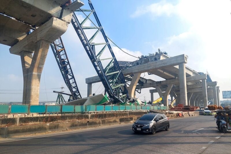 泰國曼谷15日再發生一起高速公路施工起重機倒塌事件，為該國2天以來第2起起重機事故。（ Thai Rescue Worker Association/ Handout via 路透社）