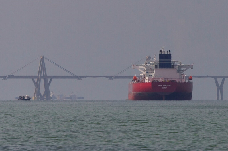 圖為去年1艘郵輪在委內瑞拉一處港口附近等候作業。（路透社）