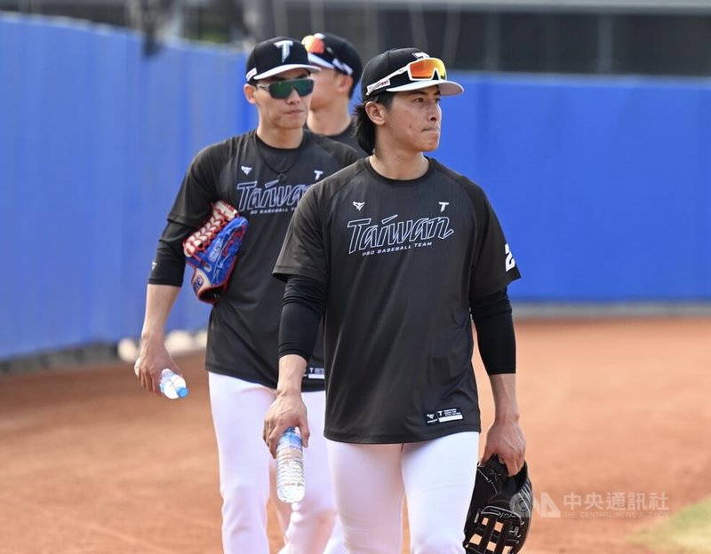 世界棒球經典賽（WBC）台灣隊15日起在高雄國家訓練中心展開集訓，隊長陳傑憲（前）自曝在上大號的時候被總教練曾豪駒敲門，是有點「尷尬匆忙裸露」的狀態下，再次接下「台灣隊長」重責，也感謝曾豪駒的信任。中央社記者董俊志攝　115年1月15日