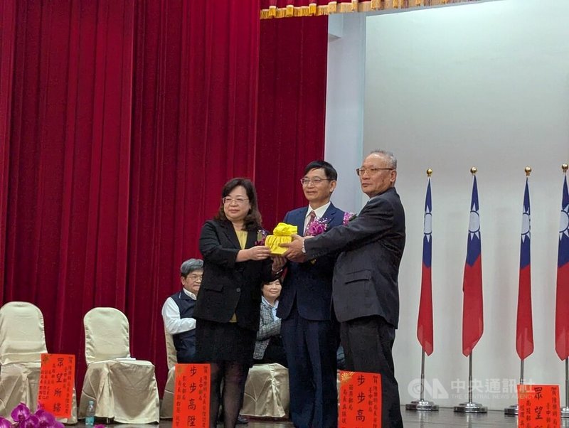 台中郵局16日舉辦卸任、新任局長交接典禮，會中由卸任局長葉玉瑕（前左）將印信交給新任局長陳樂明（前右）。中央社記者蘇木春攝　115年1月16日