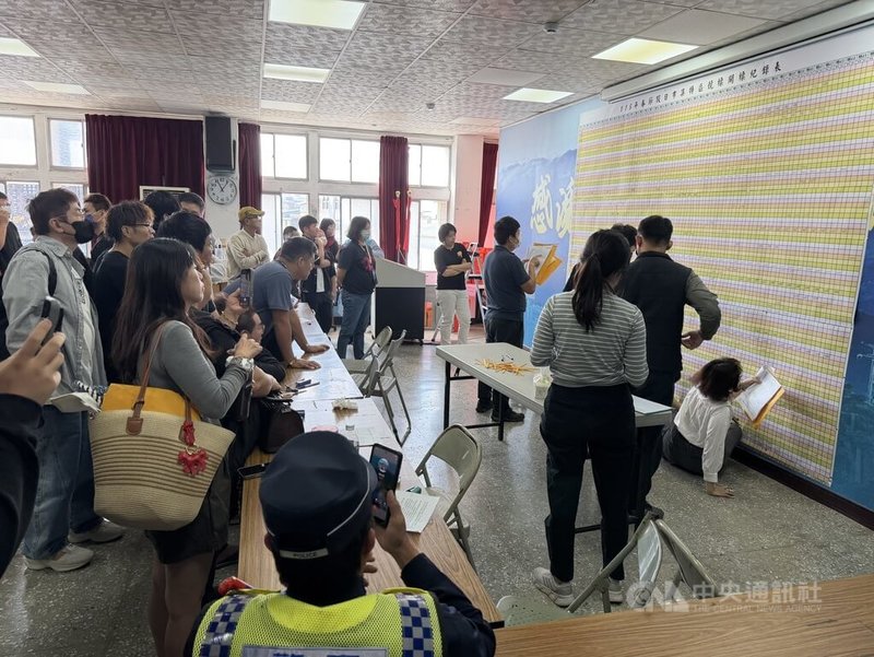 屏東潮州春節市集每年吸引數十萬人潮前往，16日特區開標，攤商緊盯開標進度。中央社記者李卉婷攝　115年1月16日