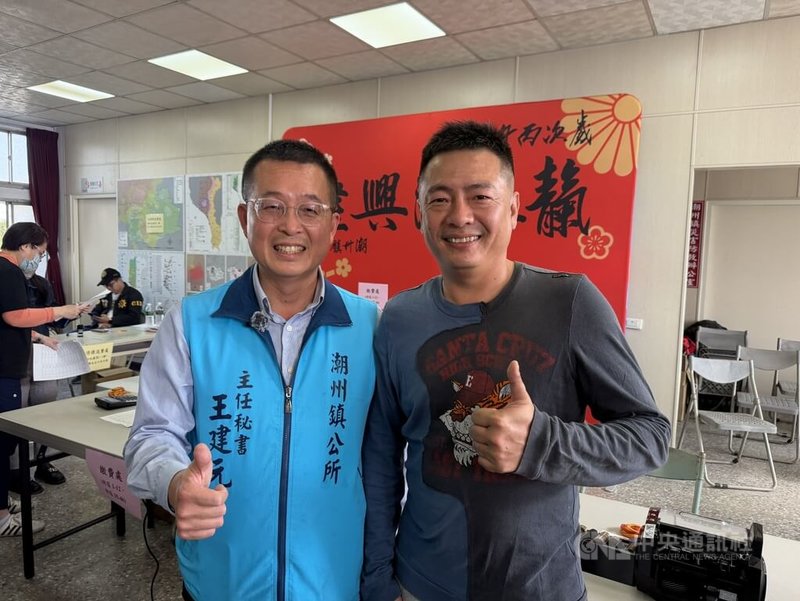 屏東潮州春節市集主打120小時不斷電，每年吸引數十萬人前往，16日特區開標，趙姓娃娃機業者（右）以新台幣34萬元標下特1區，準備搶過年商機。中央社記者李卉婷攝　115年1月16日