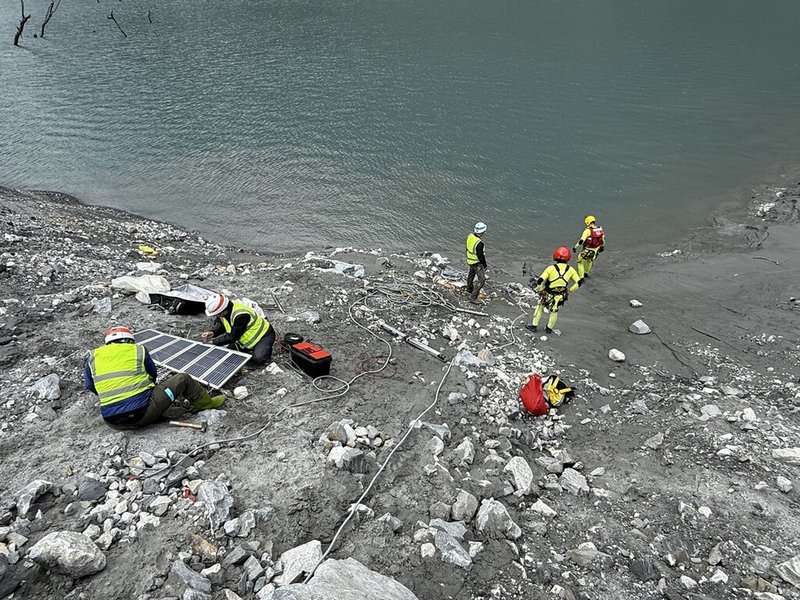 日本贈送的投入式（浮標型）水位計電力耗盡，林保署花蓮分署與空勤合作，15日至馬太鞍溪堰塞湖回收，並更換成側岸式水位計。（林保署花蓮分署提供）中央社記者張祈傳真　115年1月16日