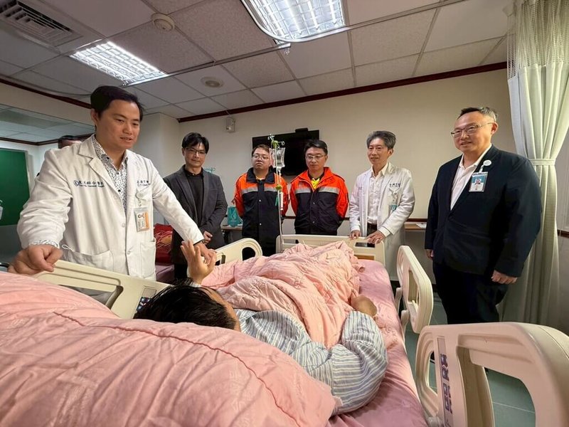 新竹縣1名民眾日前昏倒失去意識，一旁同事為其施作心肺復甦術（CPR），警消趕抵接手電擊8次，同步聯繫東元醫院啟動院前葉克膜機制，成功搶救生命。圖為竹縣消防局人員16日到醫院探視情形。（新竹縣政府消防局提供）中央社記者魯鋼駿傳真　115年1月16日