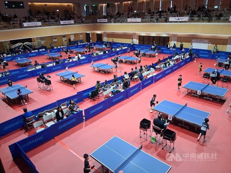 由新竹在地建設公司主辦的「全國幼童盃桌球錦標賽」15日在玄奘大學元亨堂開賽，主辦單位指出，此次賽事特別導入可調式球桌系統，能提升幼齡選手在場上的安全性。中央社記者魯鋼駿攝　115年1月16日
