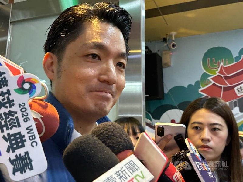 台北市警察局長李西河屆齡退休，對於接任人選，市長蔣萬安（左）16日被媒體堵訪表示，已與內政部長劉世芳通過電話，接下來就等警政署正式人事發布。中央社記者陳昱婷攝　115年1月16日