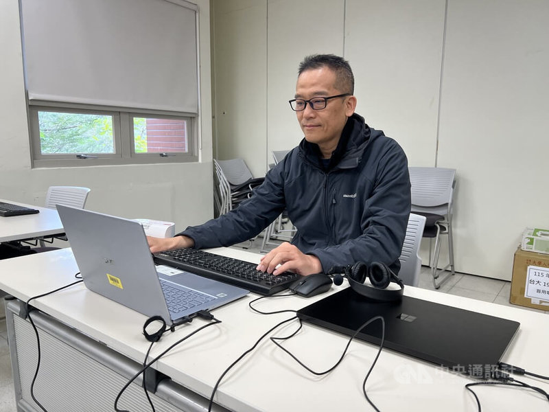 115學年度學科能力測驗即將登場，16日下午開放查看試場。台灣大學特殊試場共有145人應試，提供盲用電腦、語音播放器等多種特殊應考服務。圖為台大人員示範相關器材。中央社記者陳至中攝　115年1月16日