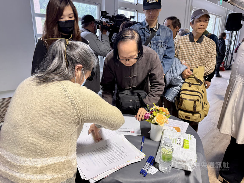 「終章–全華網事件結案與權利返還說明會」16日在台北舉行，會中宣告全華網詐欺案邁入終章，受害藝術家獲權利返還，眾人會後排隊領回當年遭誘騙簽下的權利轉讓書。中央社記者王飛華攝　115年1月16日