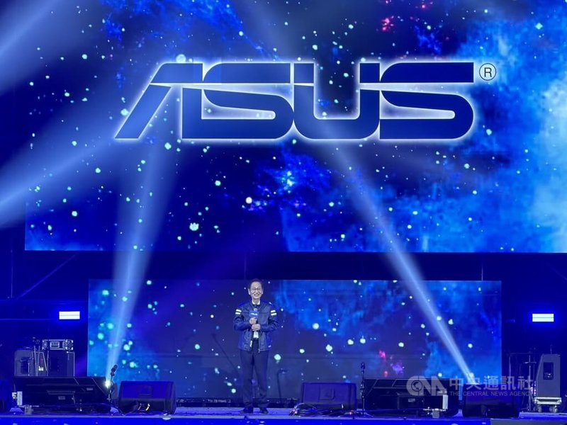 電腦品牌廠華碩16日舉辦2025歲末聯歡晚會，董事長施崇棠（圖）說，未來世界將會充斥各種大小的artificial brains（人工腦），直接串接提供智慧，產生史無前例的典範轉移，華碩必須貫徹全力投入AI的策略。中央社記者吳家豪攝　115年1月16日