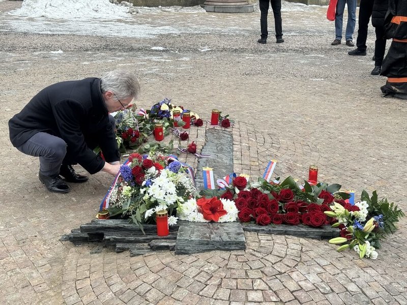 捷克在16日紀念帕拉赫自焚抗議事件57週年，捷克參議長維特齊在紀念碑前獻花追思。中央社記者劉郁葶布拉格攝　115年1月16日