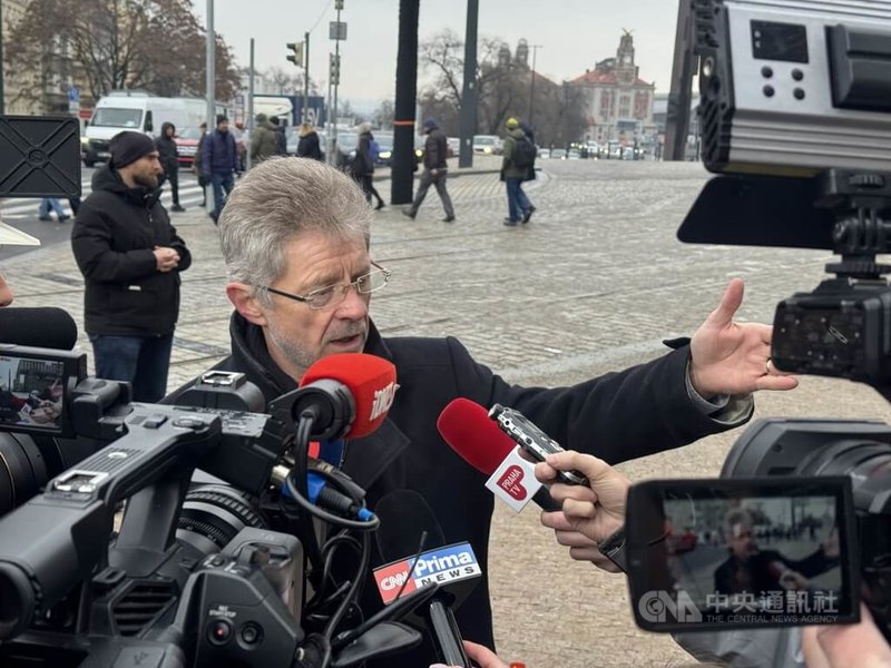 捷克在16日紀念帕拉赫自焚抗議事件57週年，捷克參議長維特齊受訪時表示，當今自由與民主在許多地方正面臨威脅，必須全力支持那些渴望民主與自由的人。中央社記者劉郁葶布拉格攝　115年1月16日