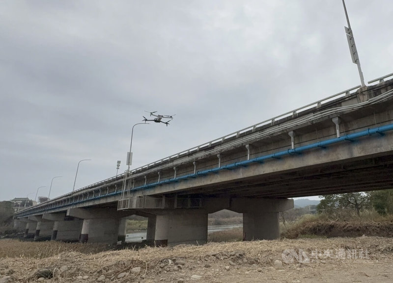 傳統橋梁檢測多仰賴人工目視，交通部公路局推動無人機AI智慧橋梁檢測系統，以AI分析辨識出混凝土裂縫、剝落等劣化狀況，破除人工視線死角。中央社記者曹亞沿攝　115年1月16日