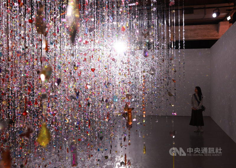 藝術家蜷川實花睽違10年再於台北舉辦大型個展「蜷川實花展 with EiM：彼岸之光，此岸之影」，16日舉行開幕記者會，在「光之細語，色彩之夢」展區精心布置大量水晶串飾，隨著光影律動，宛如進入珠寶盒般迷離世界。中央社記者趙世勳攝 115年1月16日