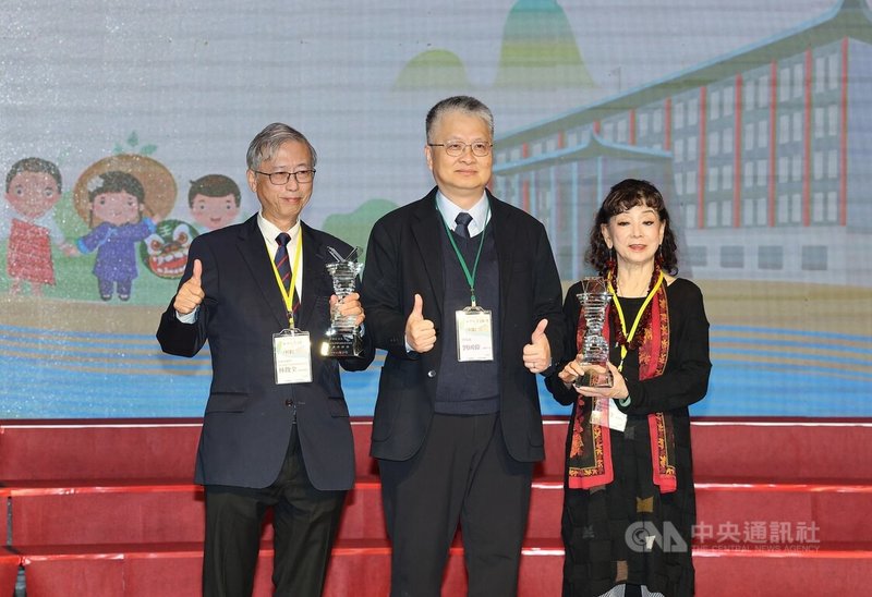 教育部政務次長劉國偉(中)16日頒發114年度社會教育貢獻獎,本屆終身奉獻獎由長期投入台灣地理教育、環境保育與永續發展的台大特聘教授林俊全(左),以及培育出近千名優秀舞蹈人才的中華舞蹈學會理事長賴秀峰(右)獲得。中央社記者郭日曉攝 115年1月16日