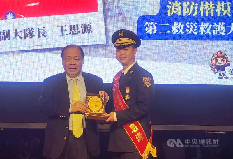 澎湖縣消防局16日舉辦消防節慶祝大會暨聯誼餐會，縣長陳光復（左）出席與會，並表揚績優消防、義消與鳳凰志工等人。中央社　115年1月16日