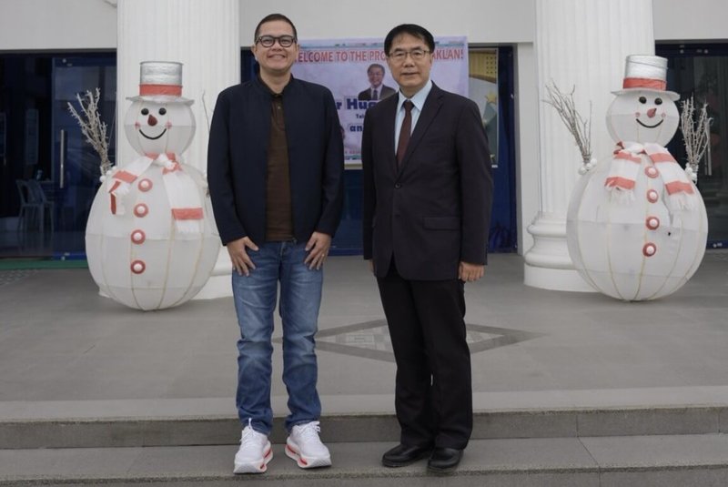 台南市長黃偉哲（右）16日拜會菲律賓阿克蘭省長米拉弗洛斯（Jose Enrique Miraflores）（左），希望未來多交流永續觀光發展經驗，且探討文化及實習人才合作可能性，建立互惠夥伴關係。（台南市政府提供）中央社記者張榮祥台南傳真 115年1月16日