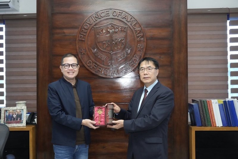 台南市長黃偉哲（右）回訪2025年締結姊妹關係的阿克蘭省，16日上午在省政府大樓拜會省長米拉弗洛斯（Jose Enrique Miraflores）（左），討論未來交流計畫。（台南市政府提供）中央社記者林行健巴賽城傳真　115年1月16日