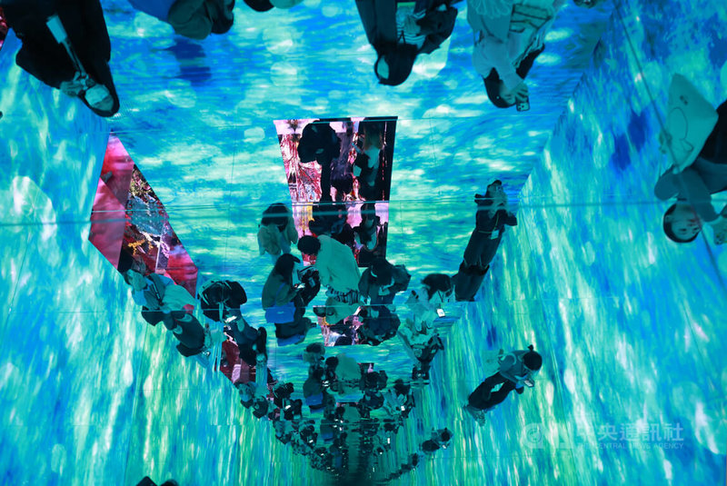 由藝術家蜷川實花攜手科技藝術團隊EiM打造的沉浸式光影藝術特展「蜷川實花展 with EiM：彼岸之光，此岸之影」17日將在台北盛大開展，展區16日搶先曝光，融合影像、立體裝置與數位技術，打造沉浸式體驗空間。中央社記者趙世勳攝　115年1月16日