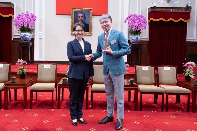 由勞動部勞動力發展署桃竹苗分署「衣啟飛翔創客基地」培育的學員李建曄（右），114年奪下韓國釜山「第40屆世界洋服同業聯盟大會」金手指組金牌，副總統蕭美琴（左）日前穿著「台灣製造」西裝在總統府接見表揚。（勞動力發展署桃竹苗分署提供）中央社記者魯鋼駿傳真　115年1月16日