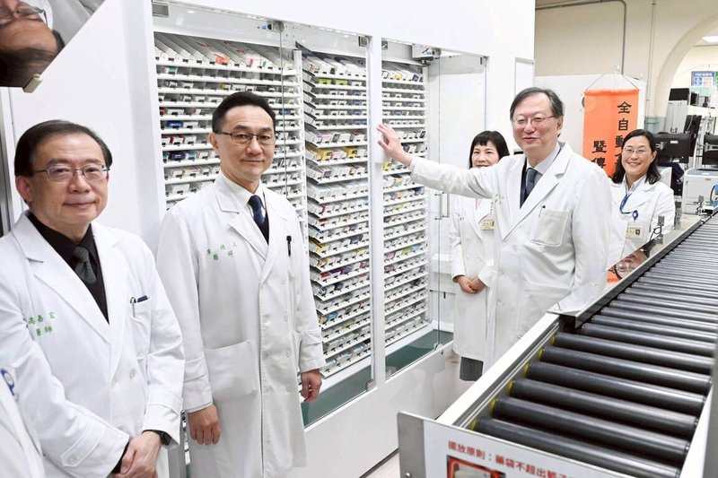 國立台灣大學醫學院附設醫院16日在具百年歷史的西址院區門診藥局，啟用全自動盒裝藥發藥機暨傳送系統，院方表示，在百年紅磚建築內啟動自動化服務，是醫療品質與歷史文化保存的平衡實踐。（台大醫院提供）中央社記者沈佩瑤傳真　115年1月16日