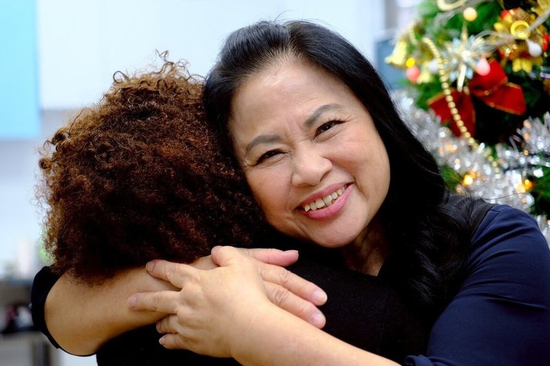 14年前，「美美」（左）的母親在台灣生下她，因無合法身分成「黑戶寶寶」，更從母體垂直感染HIV。台灣關愛基金會創辦人楊婕妤（右）在美美被遣返後，自掏腰包資助；美美近日重返台灣，與楊婕妤暖心重聚。（關愛基金會提供）中央社記者曾以寧傳真　115年1月16日