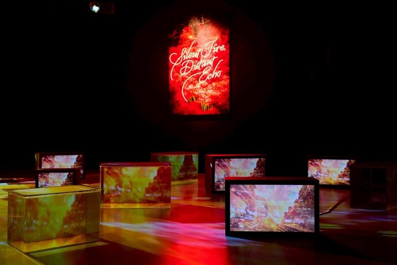 「蜷川實花展 with EiM：彼岸之光，此岸之影」16日舉辦開幕記者會，搶先曝光展場樣貌。在展區「生命的呼吸」中，藏有藝術家蜷川實花先前訪台素材，可見台北街景、寺廟與巷弄的蹤影。（聯合數位文創提供）中央社記者王寶兒傳真　115年1月16日