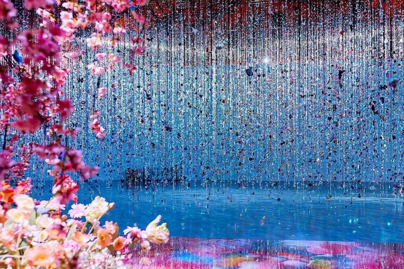在日本京都吸引超過25萬人次參觀的蜷川實花個展，17日起在台展出。16日開幕記者會曝光展場，展區「光之細語，色彩之夢」由2000條水晶串飾構成閃耀奪目的夢幻空間。（聯合數位文創提供）中央社記者王寶兒傳真　115年1月16日