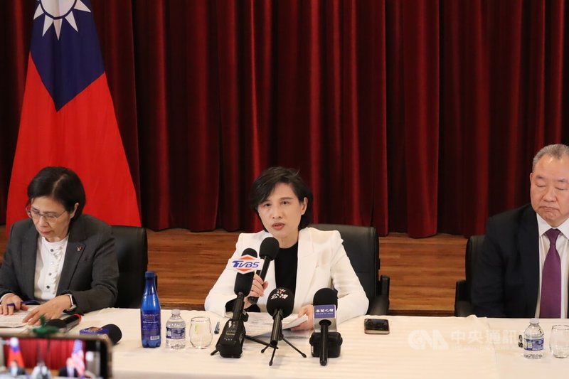 行政院副院長鄭麗君（中）、行政院經貿談判辦公室總談判代表楊珍妮（左）、駐美代表俞大㵢（右）15日於駐美代表處舉行台美關稅貿易談判新聞說明會。中央社記者鍾佑貞華盛頓攝　115年1月16日