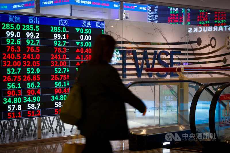台美關稅降至15%不疊加，加上台積電15日法人說明會釋出多項正面訊息，推升台股16日開盤大漲逾520點，最高衝上31339.39點，寫下歷史新紀錄。中央社記者王騰毅攝 115年1月16日