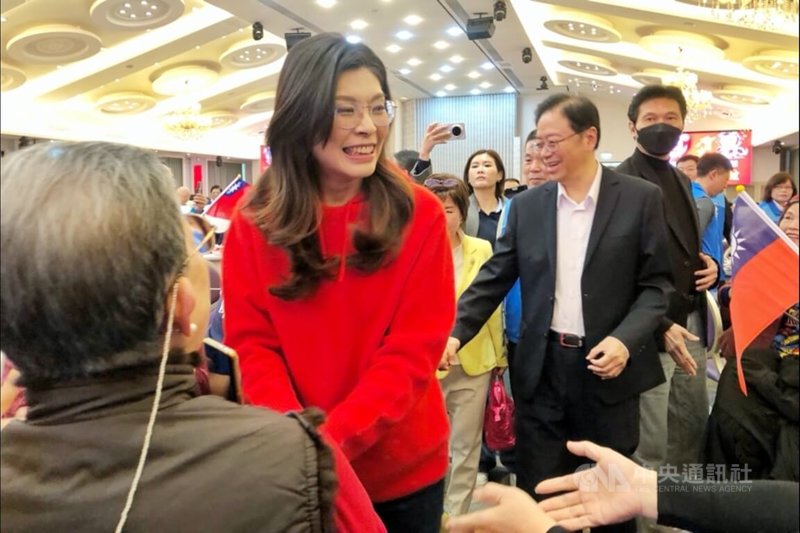 台美關稅談判結果出爐，中國國民黨主席鄭麗文（紅衣者）16日出席活動受訪表示，關稅15%不疊加是最起碼要求，「也不過是比照日韓罷了。」中央社記者吳睿騏桃園攝　115年1月16日