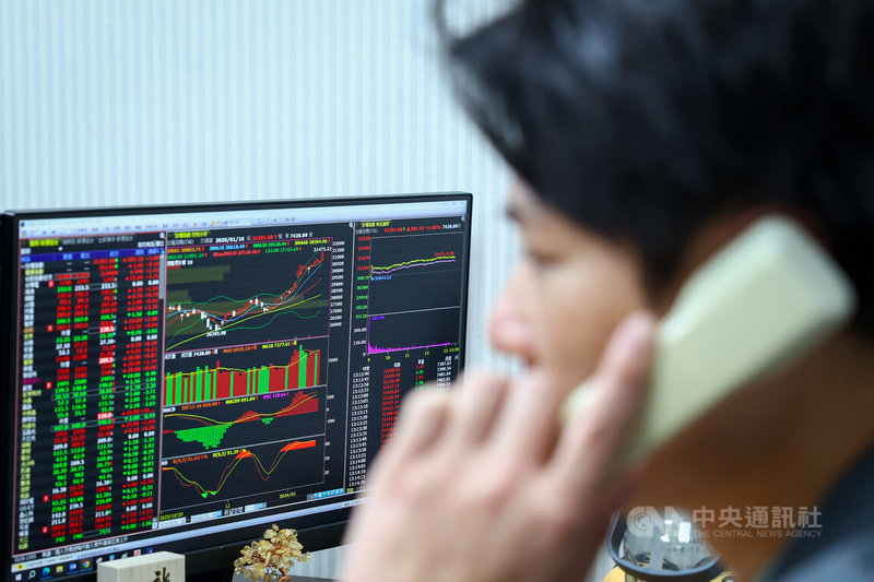 台股16日在台積電法說會與台美關稅的雙重利多驅動下展開攻勢，早盤即大漲逾500點，終場收在31408.70點，再創新高。圖為北市一間證券商從業人員緊盯盤勢走向。中央社記者王騰毅攝 115年1月16日