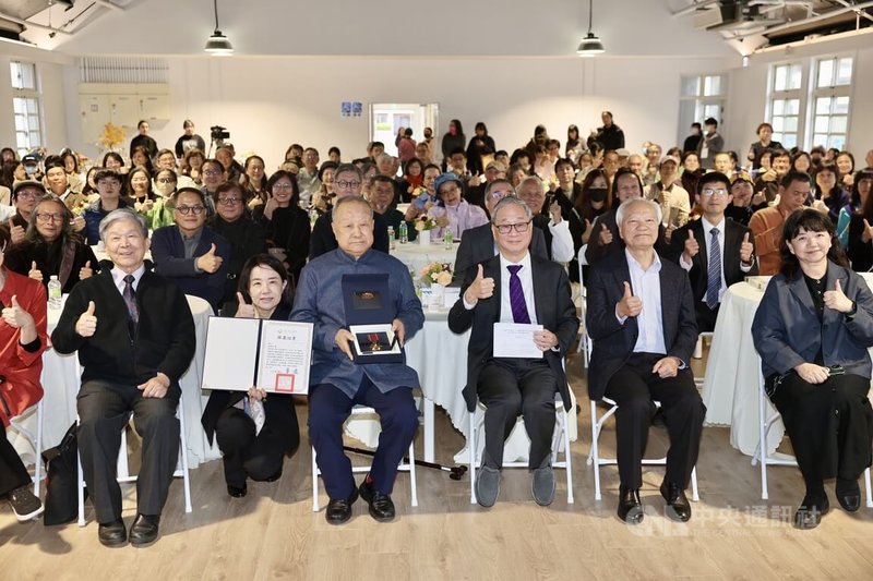 「終章－全華網事件結案與權利返還說明會」16日在台北舉行，文化部會中宣告全華網詐欺案邁入終章，受害藝術家權利獲返還。文化部長李遠（前右3）與藝術家劉國松（前右4）及與會者們一同合影。中央社記者王飛華攝　115年1月16日