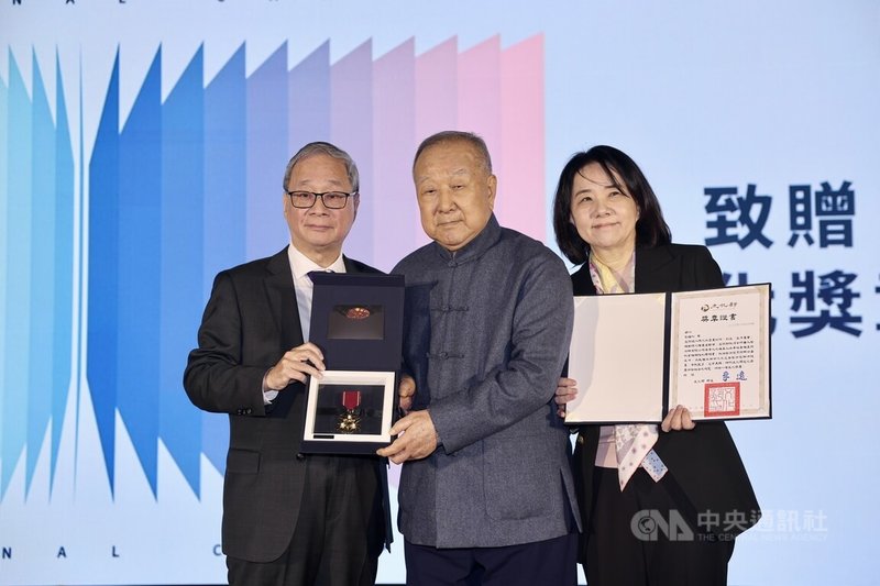 文化部長李遠（左）16日在台北出席「全華網事件結案與權利返還說明會」，親自頒贈一等文化獎章予藝術家劉國松（中），表彰他在全華網事件中，以個人債權交換促成關鍵突破，為眾多藝術家化解長年隱憂，對台灣藝文環境具深遠意義。中央社記者王飛華攝　115年1月16日