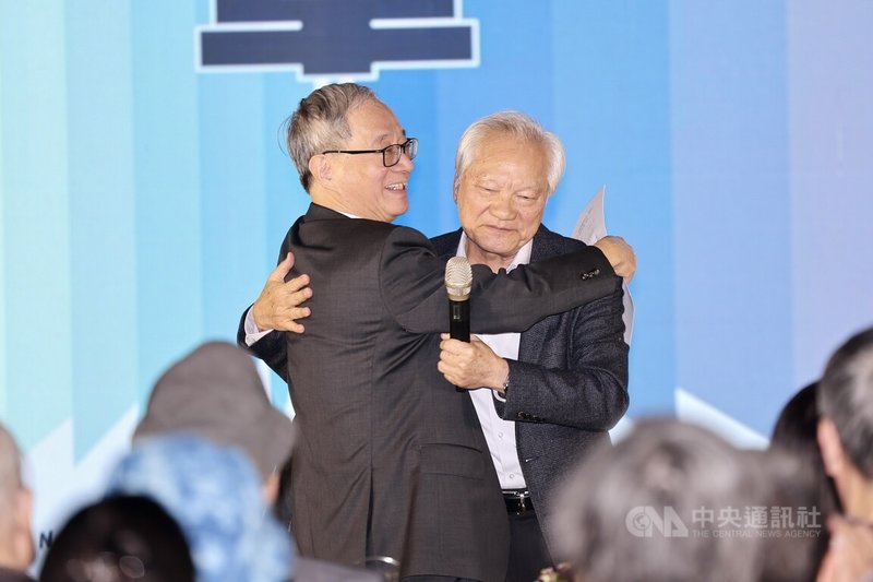 文化部16日在台北舉行全華網事件落幕說明會，宣告全華網詐欺案受害藝術家獲權利返還，文化部長李遠（左）會中擁抱義務律師代表林信和（右），向律師在案件中的付出表達肯定與致謝。中央社記者王飛華攝　115年1月16日