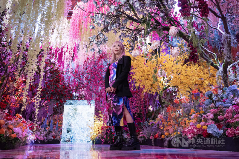 「蜷川實花展 with EiM：彼岸之光，此岸之影」17日將在台北華山文創園區正式開展，藝術家蜷川實花（圖）16日現身開幕記者會，在展場的繽紛花卉前留影。中央社記者趙世勳攝　115年1月16日