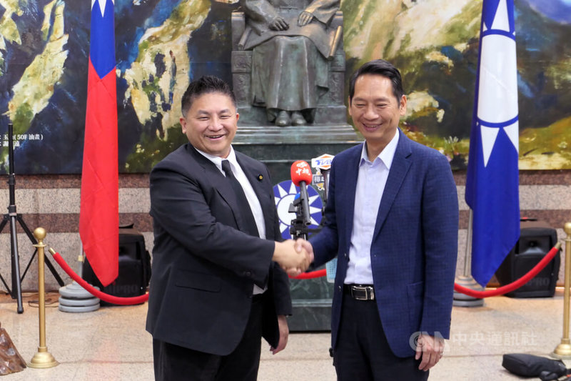 國民黨今天進行宜蘭縣長提名協調會，預計2月底前採全民調的方式，決定提名立委吳宗憲（左）或宜蘭縣議會議長張勝德（右）。 中央社記者王承中攝　115年1月16日